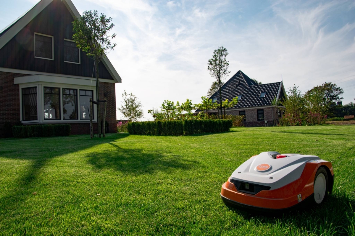 Robotmaaier op pas gelegd gazon