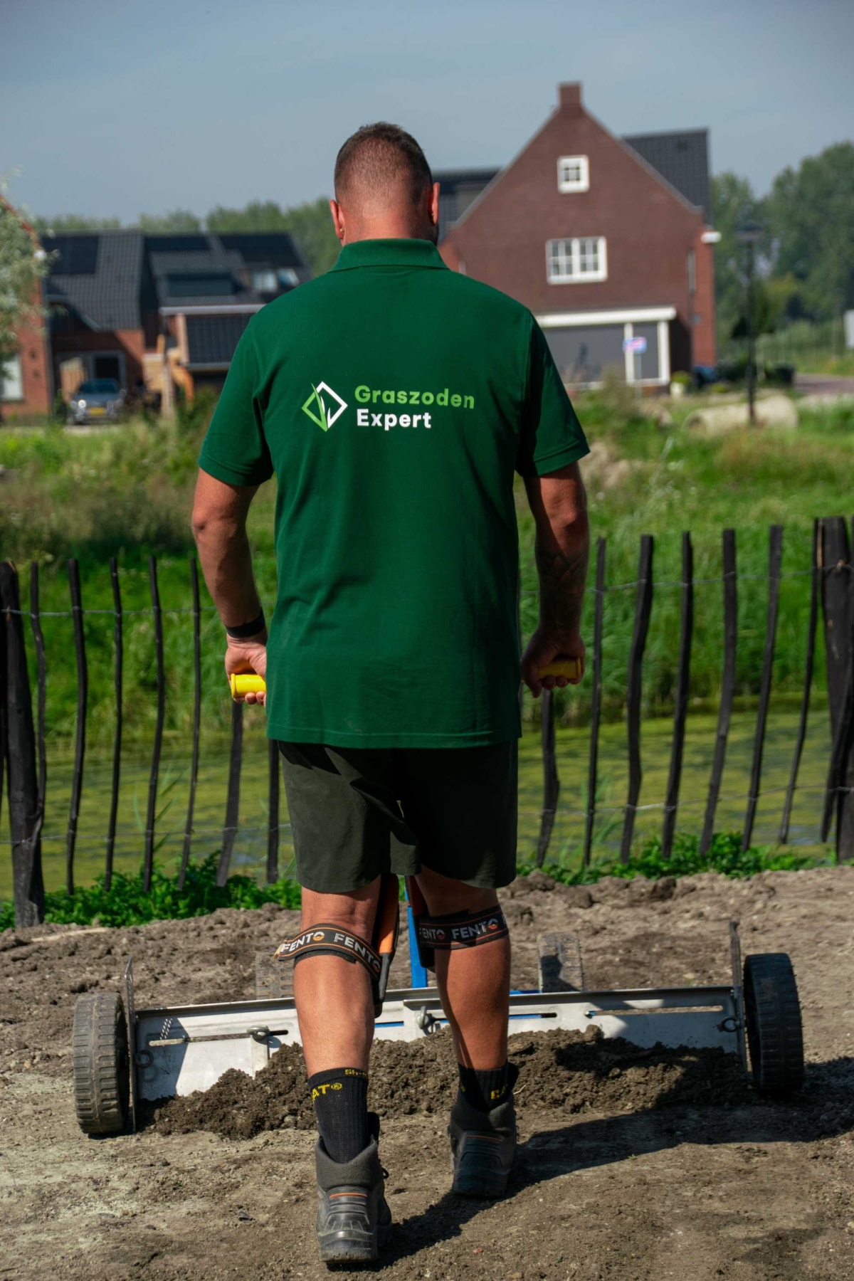 Medewerker van Graszoden Expert bewerkt de ondergrond voor het leggen van graszoden