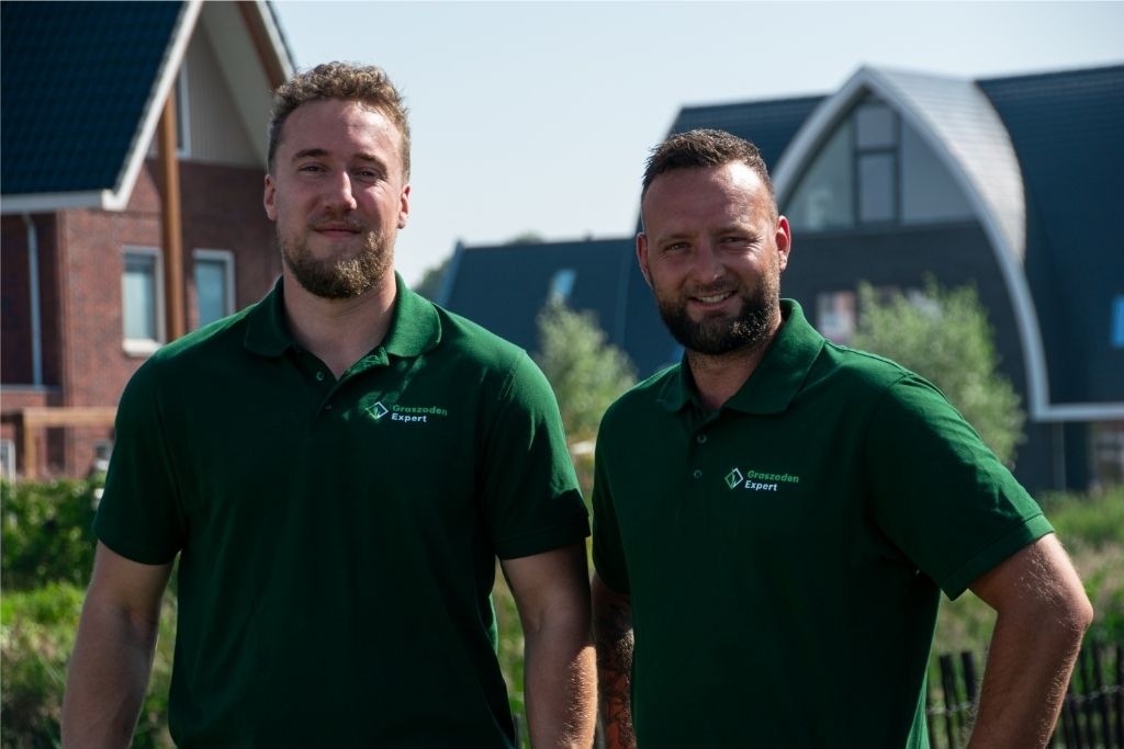 Persoon die graszoden aanlegt in Bloemendaal