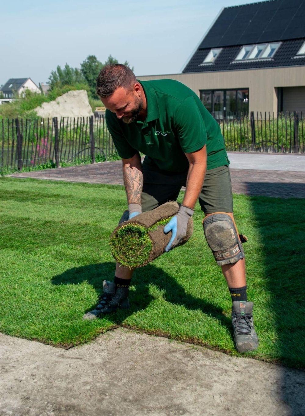 Graszoden leggen in een verspringend patroon op een geëgaliseerde ondergrond