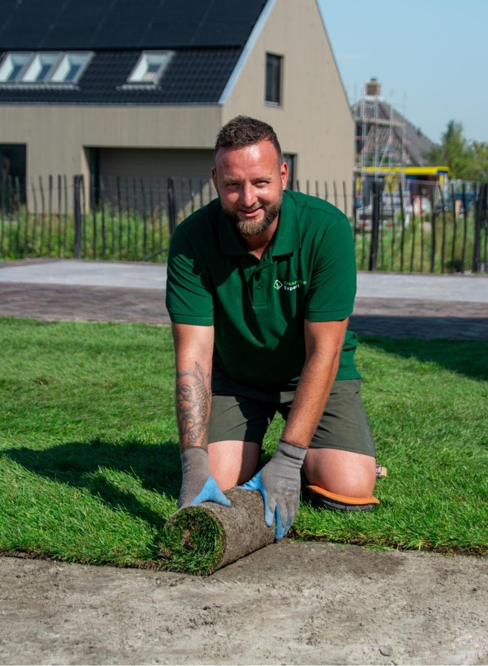 Pas gelegd gazon van vers gestoken graszoden in een tuin in Noord-Holland