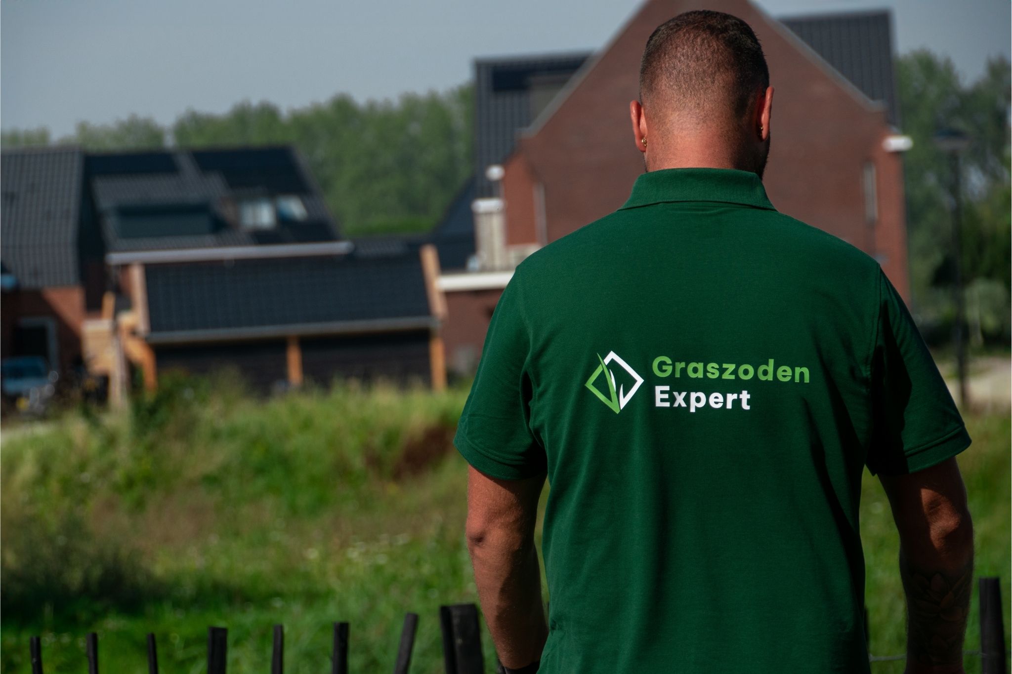 Persoon die achter verticuteermachine loopt 