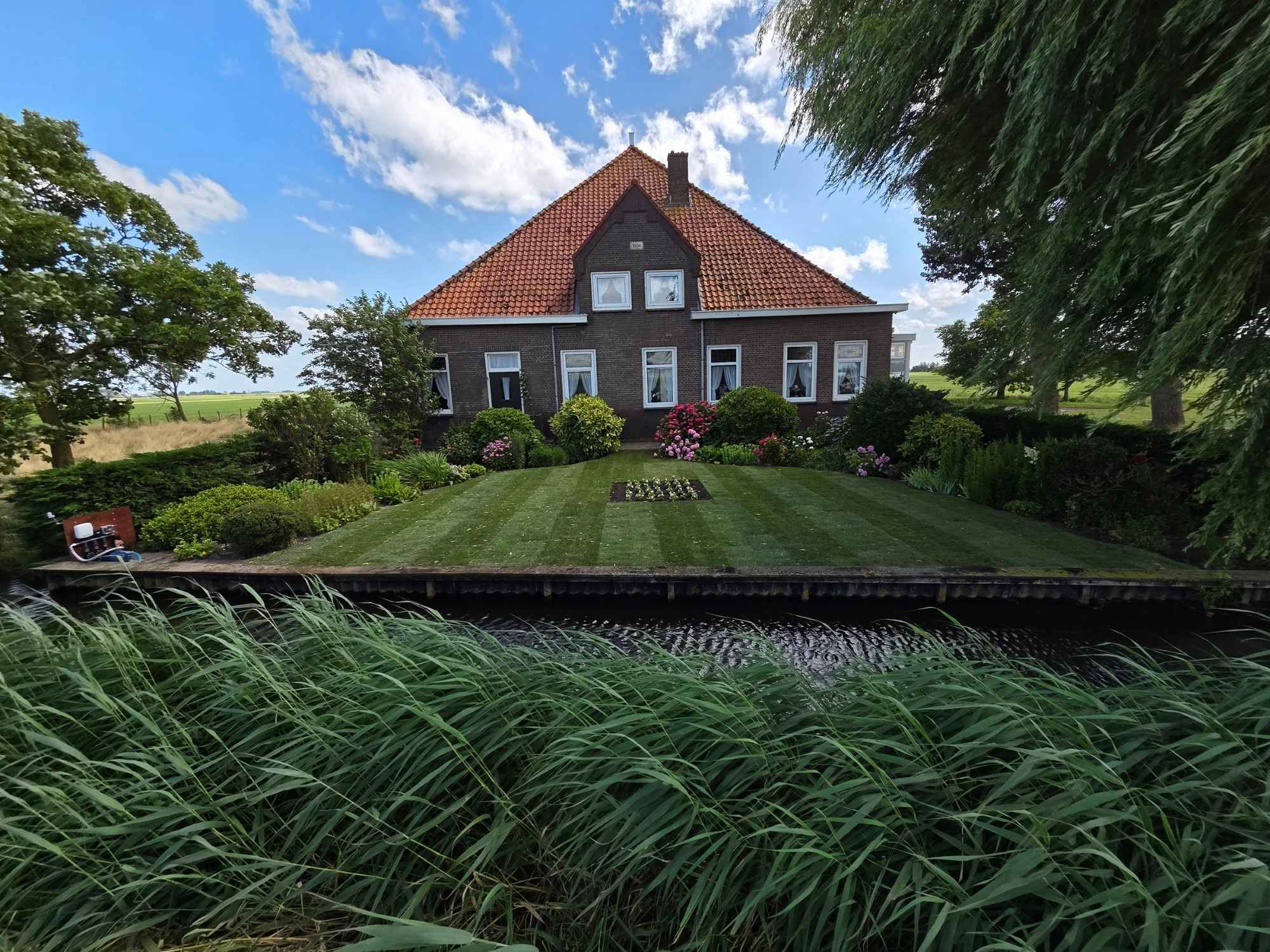Boerderij met nieuw gazon en beregeningsinstallatie